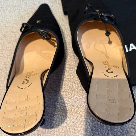 Authentic Vintage Iconic Quilted Chanel Black Mules with Bow Detail Size 37 - Picture 4 of 8